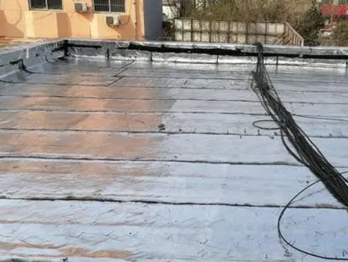 阜平县卫生间漏水维修公司分享下阜平县屋面楼顶防水刚性防水层施工要点。